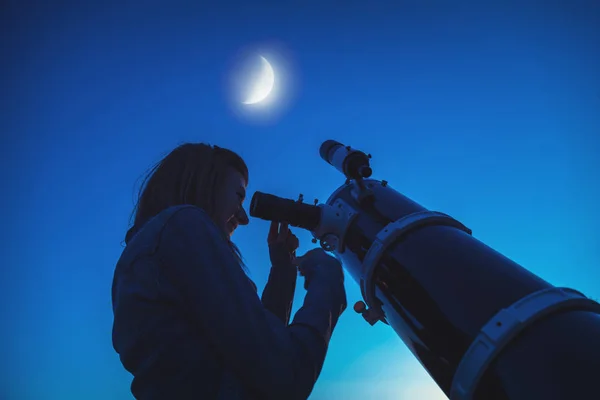 Silueta Una Niña Telescopio Con Luna Cielo Trabajo Astronomía —  Fotos de Stock