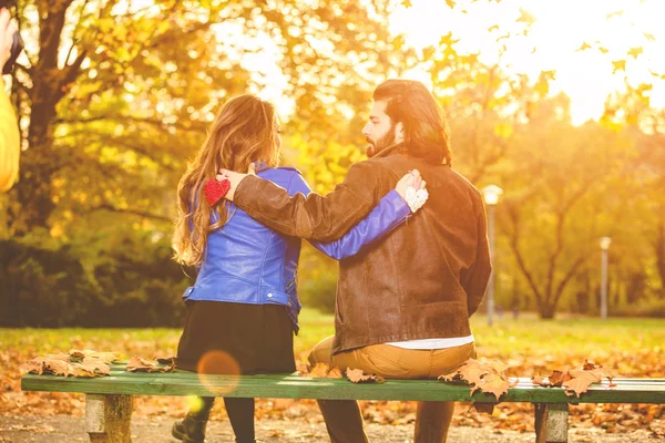 Pareja Sosteniendo Forma Del Corazón Los Demás Vuelta Parque —  Fotos de Stock