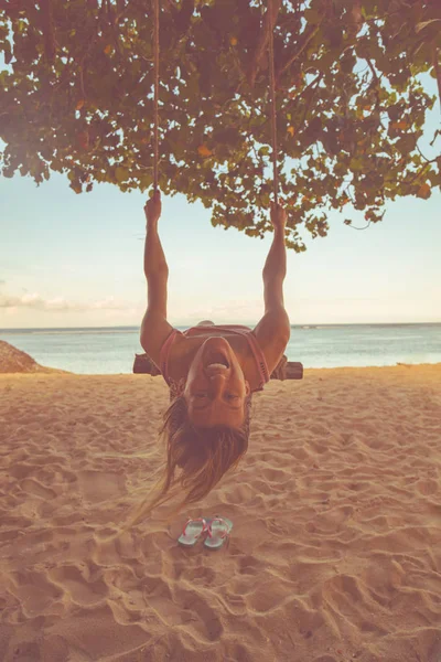 Linda Chica Joven Balanceándose Una Playa Tropical Arena — Foto de Stock