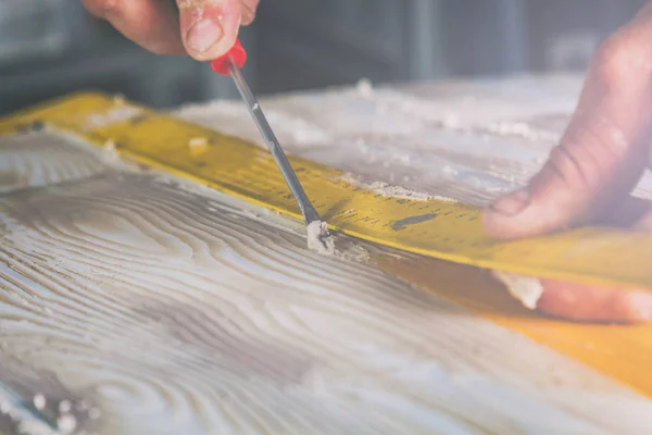 Artista Usando Ferramenta Para Fazer Textura Madeira Artificial — Fotografia de Stock