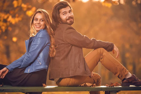 Paar Der Herbstsaison Farbigen Park Genießen Freien — Stockfoto