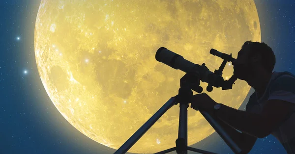 Człowiek Teleskopu Patrzy Księżyc Gwiazdy — Zdjęcie stockowe
