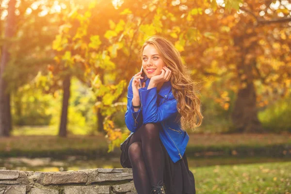 Mulher Jovem Bonito Usando Smartphone Parque Com Cores Temporada Outono — Fotografia de Stock