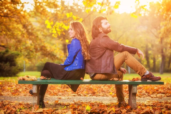 Casal Temporada Outono Colorido Parque Desfrutando Livre — Fotografia de Stock