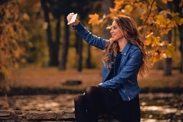 Menina Bonito Usando Celular Parque Com Cores Outono — Fotografia de Stock