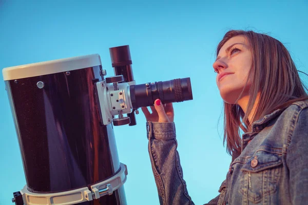 Niedliche Junge Frau Mit Astronomischem Teleskop Und Blick Den Himmel — Stockfoto