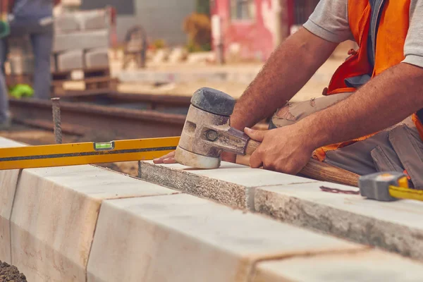 Trabajador Construcción Real Con Cinta Métrica Nivelando Bloques Hormigón — Foto de Stock