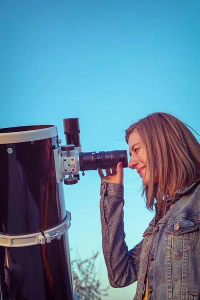 Astronomik Teleskop Tutarak Gökyüzüne Bakarak Sevimli Genç Kadın — Stok fotoğraf