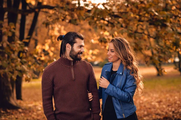 Casal Temporada Outono Colorido Parque Desfrutando Livre — Fotografia de Stock