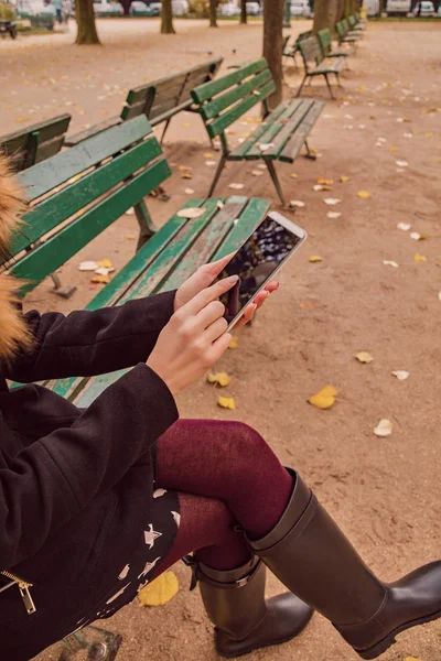 Chica Usando Teléfono Celular Parque Con Colores Otoño — Foto de Stock