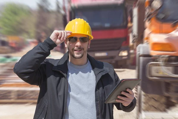 Trabalhador Construção Posando Com Seu Tablet Livre — Fotografia de Stock