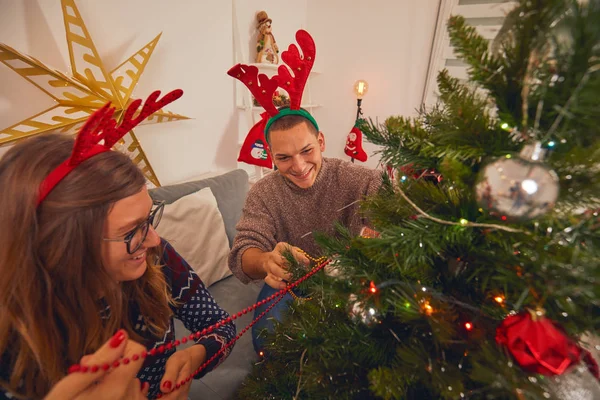 Glückliches Paar Schmückt Baum Für Neujahr Heiligabend — Stockfoto