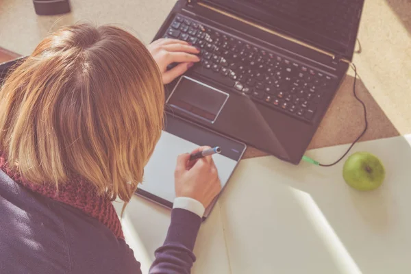 Architetto Donna Una Luminosa Stanza Soleggiata Lavoro Progetto — Foto Stock