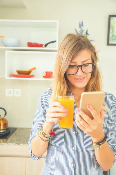 Schattig Meisje Drinken Verse Jus Orange Met Behulp Van Mobiele — Stockfoto