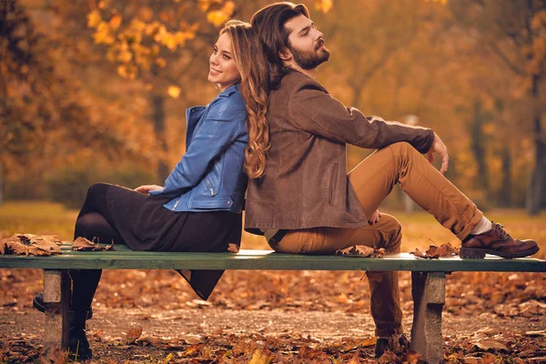 Pareja Temporada Otoño Colorido Parque Disfrutando Aire Libre —  Fotos de Stock