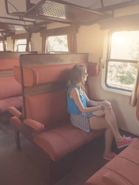 Κορίτσι Που Ταξιδεύουν Ένα Σιδηροδρομικό Retro Vintage — Φωτογραφία Αρχείου
