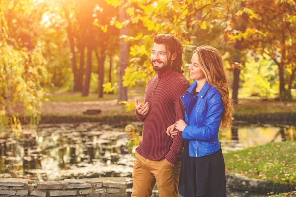 Pár Őszi Szezon Színes Park Élvezi Szabadban — Stock Fotó