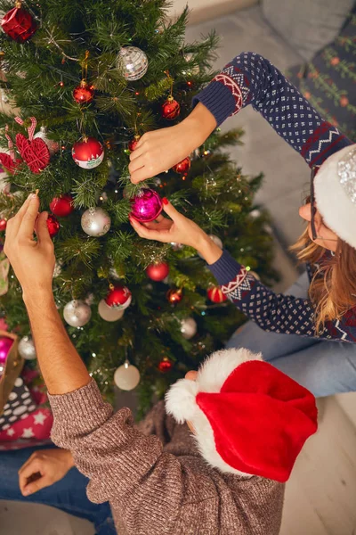 Mutlu Çift Ağacı Yılbaşı Gecesi Dekorasyon Noel Arifesi — Stok fotoğraf