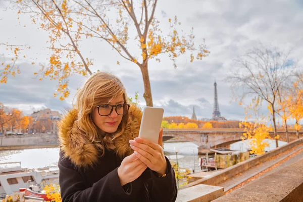 Meisje Met Mobiele Telefoon Met Achtergrond Parijs Eiffeltoren — Stockfoto