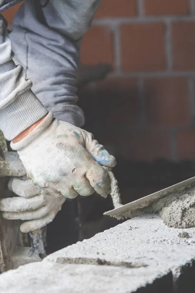 Pekerja Bangunan Nyata Batu Bata Dinding Menggunakan Alat Alat — Stok Foto