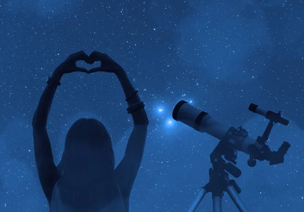 Девушка Держит Сердце Форму Телескопом Звездами Моя Астрономическая Работа — стоковое фото