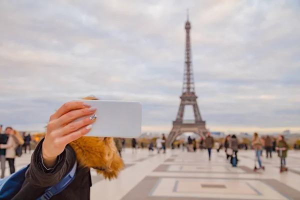 Chica Usando Teléfono Celular Con Fondo Ciudad París Torre Eiffel —  Fotos de Stock