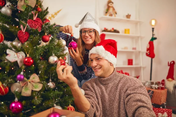 新年のツリーを飾る幸せなカップル クリスマス — ストック写真