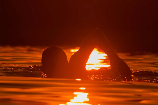 Silhouette Homme Nageant Dans Les Reflets Tropicaux Optique Concentre Sur — Photo