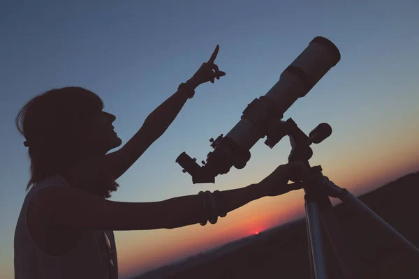 Linda Joven Sosteniendo Telescopio Astronómico Mirando Cielo —  Fotos de Stock