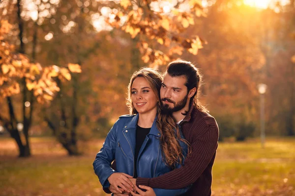 Paar Herfst Seizoen Gekleurde Park Genieten Van Buiten — Stockfoto