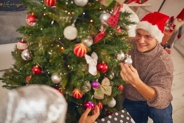 Glückliches Paar Schmückt Baum Für Neujahr Heiligabend — Stockfoto