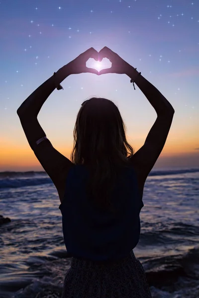 Siluet Bir Kızın Gökyüzüne Yıldızlarla Okyanus Holding Kalp Yakınındaki Işareti — Stok fotoğraf