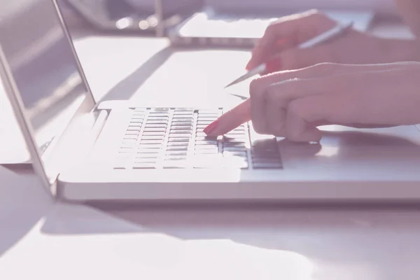 Architect Werken Een Laptop Het Zonnige Kantoor — Stockfoto