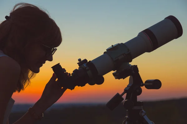 Молода Жінка Дивиться Небо Астрономічним Телескопом — стокове фото