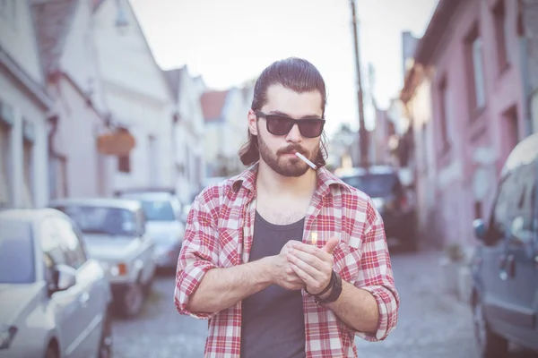 Joven Con Cigarrillo Posando Calle —  Fotos de Stock