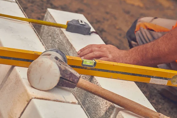 Real Construction Worker Measuring Tape Leveling Concrete Blocks — Stock Photo, Image