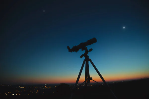 Silhouet Van Een Telescoop Met Sterren Aan Hemel Boven Stadslichten — Stockfoto