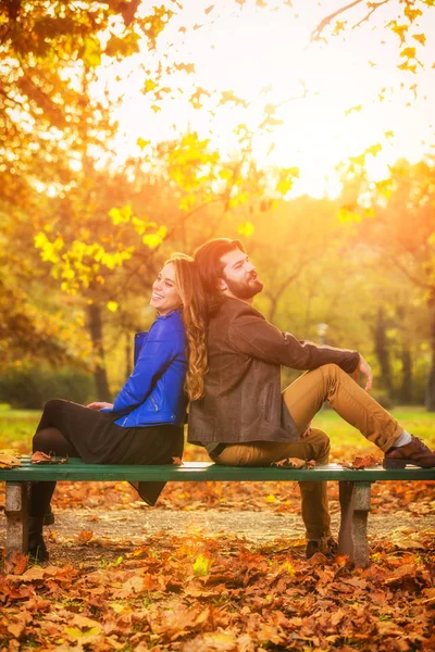 Pareja Temporada Otoño Colorido Parque Disfrutando Aire Libre — Foto de Stock