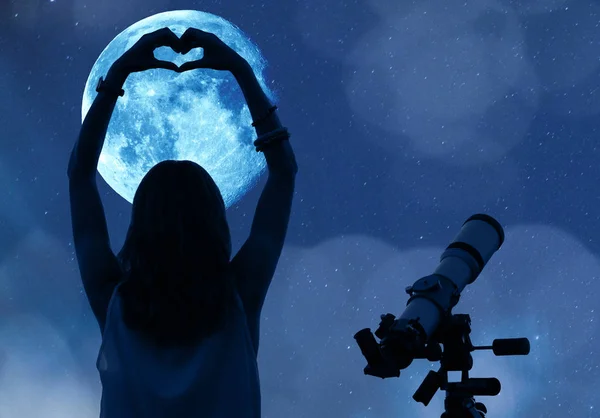 Девушка Держит Сердце Форму Телескопом Луной Звездами Моя Астрономическая Работа — стоковое фото