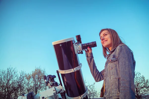 Astronomik Teleskop Tutarak Gökyüzüne Bakarak Sevimli Genç Kadın — Stok fotoğraf