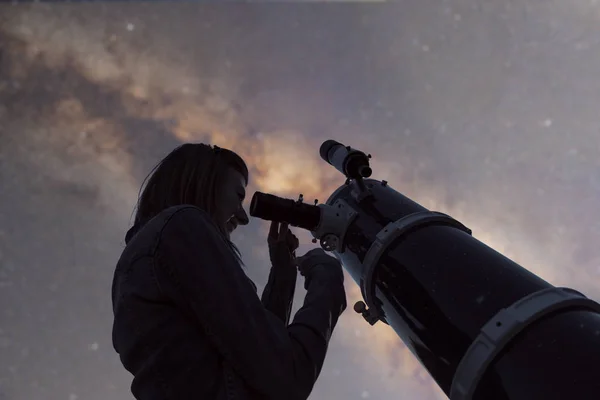Silhuetten Flicka Och Teleskop Med Fokuserade Vintergatans Stjärnor Mitt Astronomi — Stockfoto