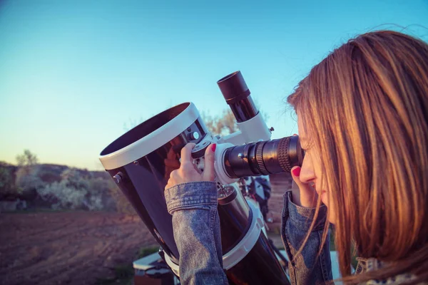 Astronomik Teleskop Tutarak Gökyüzüne Bakarak Sevimli Genç Kadın — Stok fotoğraf