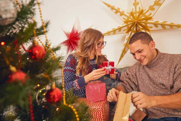 Mutlu Çift Yeni Yıl Zevk Noel Arifesi — Stok fotoğraf