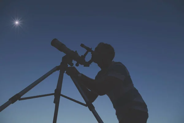 Yıldızlara Bir Teleskopla Bakarak Adam — Stok fotoğraf