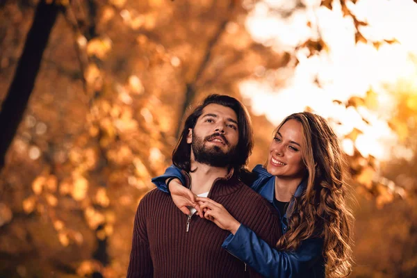 Casal Temporada Outono Colorido Parque Desfrutando Livre — Fotografia de Stock