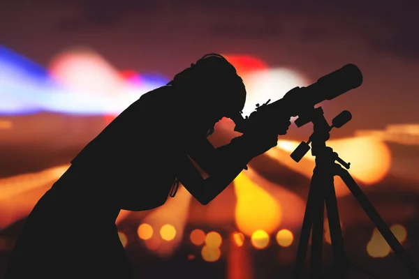Gökyüzüne Astronomik Teleskop Ile Arayan Genç Kadın Şimin Görüntü Unsurları — Stok fotoğraf