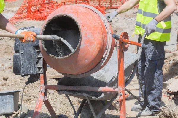 Trabalhador Construção Misturador Cimento Concreto Fazendo Trabalho Duro — Fotografia de Stock