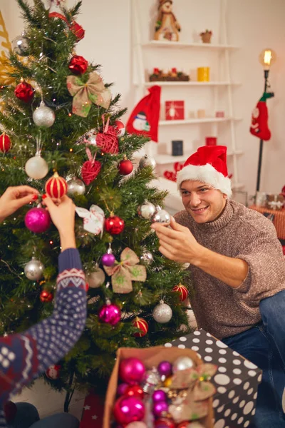 Mutlu Çift Ağacı Yılbaşı Gecesi Dekorasyon Noel Arifesi — Stok fotoğraf