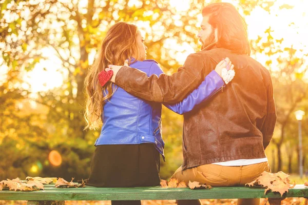 Casal Segurando Forma Coração Uns Nos Outros Volta Parque — Fotografia de Stock