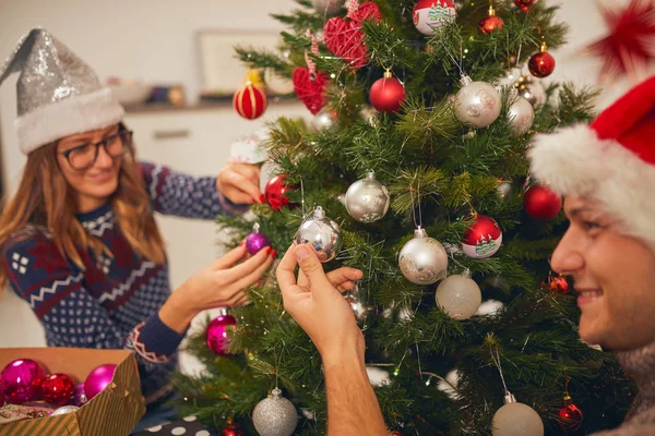 Szczęśliwa Para Dekorowanie Drzewo Nowy Rok Wigilia Bożego Narodzenia — Zdjęcie stockowe